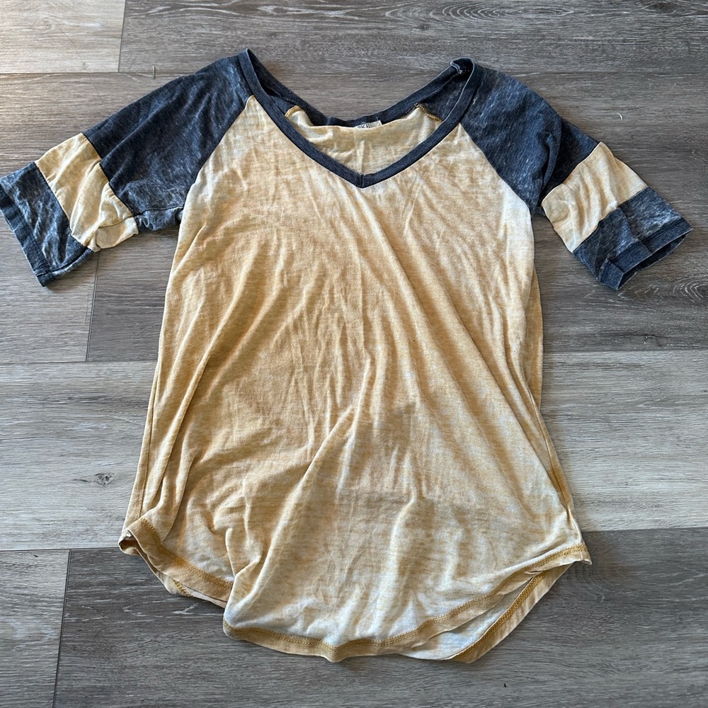 Buckle BKE Tee - Size M